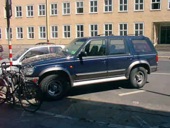 Ein Explorer an der Wilhelmstrasse