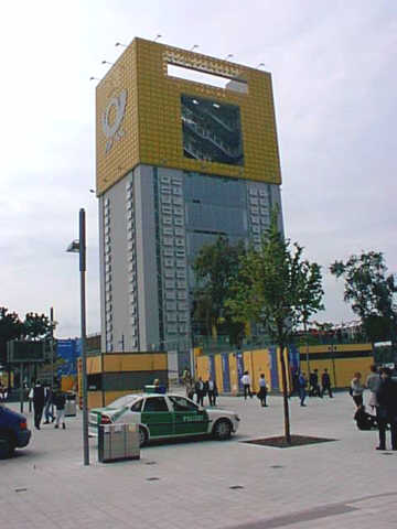 Die Post sollte sich durch Leistungen und nicht durch Protzen profilieren.